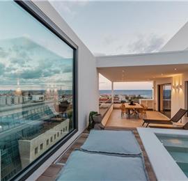 3 bedroom penthouse apartment with pool in Chania town, sleeps 6
